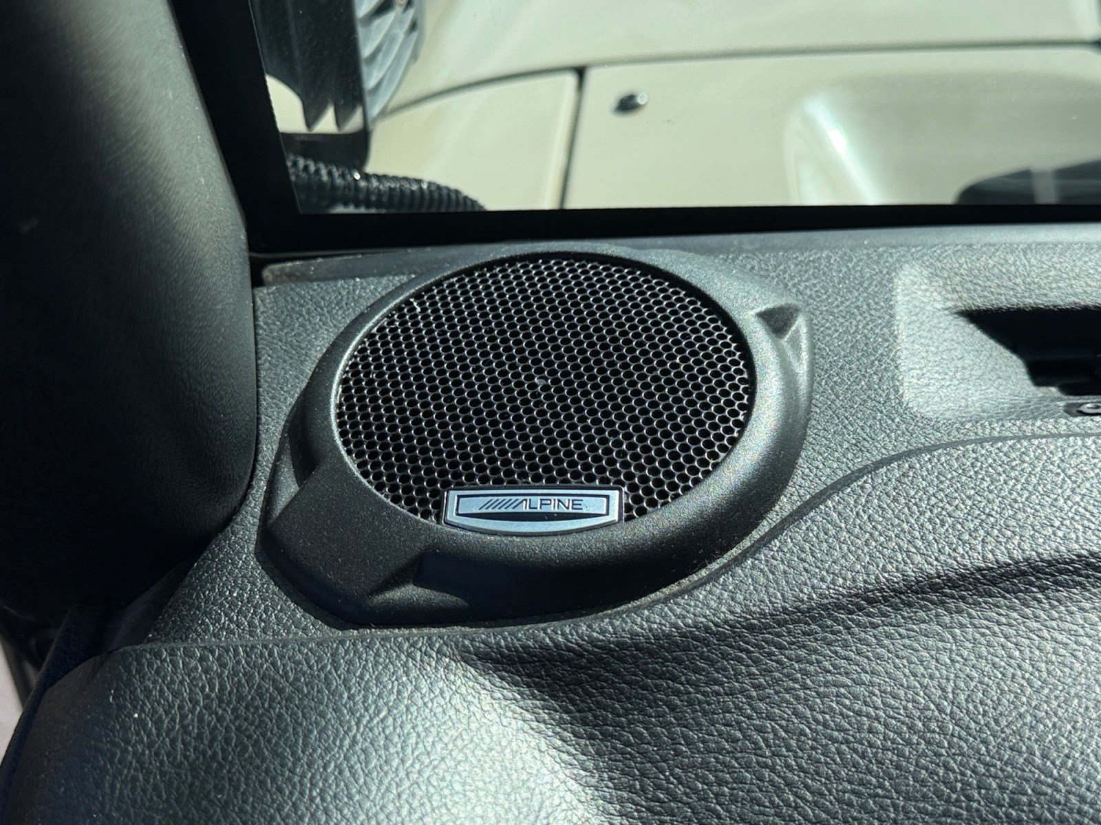 Used 2018 Jeep Wrangler Unlimited Sahara w/ Connectivity Group AWD/4WD image 25