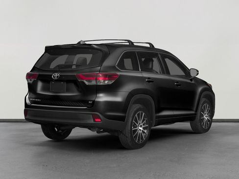 Used 2018 Toyota Highlander XLE image 2