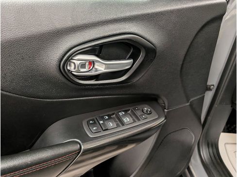 Used 2022 Jeep Cherokee Trailhawk AWD/4WD image 9