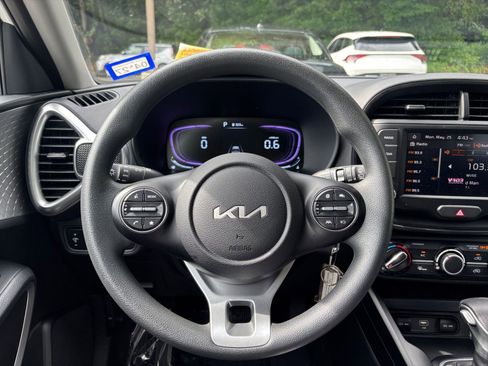 Used 2025 Kia Soul LX w/ LX Technology Package FWD image 27