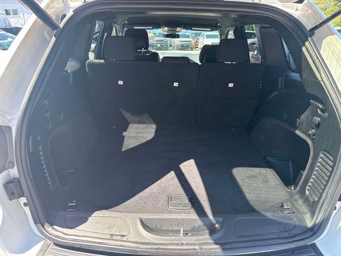 Used 2019 Jeep Grand Cherokee Laredo w/ Security & Convenience Group AWD/4WD image 16