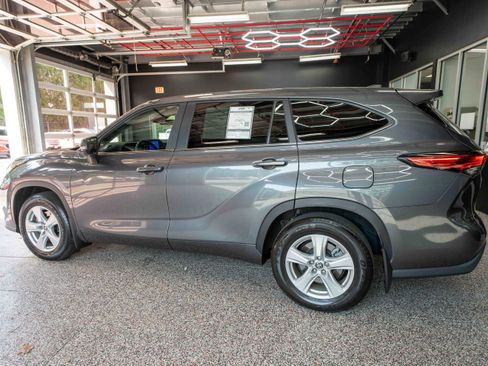 Used 2023 Toyota Highlander L image 2