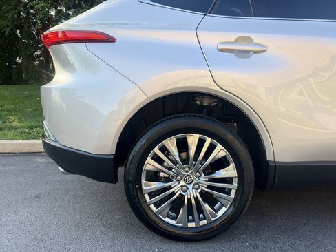 Used 2024 Toyota Venza XLE AWD/4WD image 37