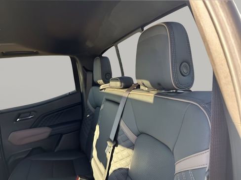 Used 2024 GMC Canyon Denali image 19