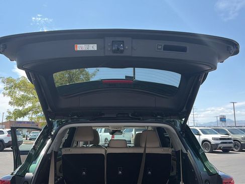 Used 2025 Toyota Highlander XLE AWD/4WD image 32