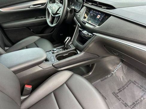 Certified 2025 Cadillac XT5 Luxury FWD image 16