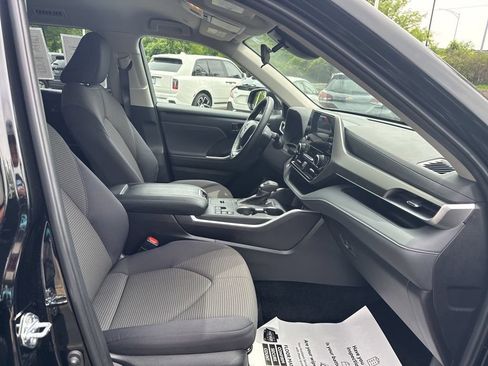 Certified 2025 Toyota Highlander LE FWD image 33