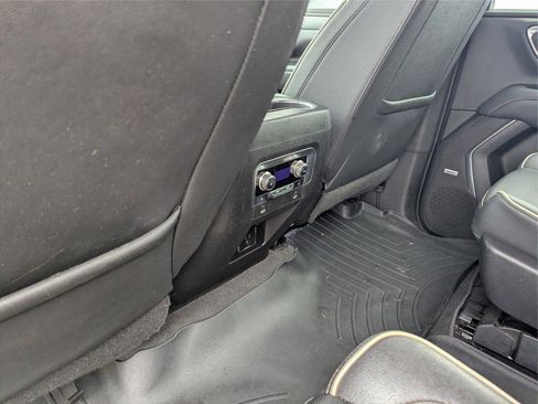 Used 2022 GMC Yukon XL SLT w/ SLT Luxury Package image 14