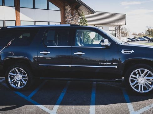 Used 2011 Cadillac Escalade ESV Platinum image 34