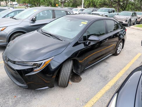 Certified 2025 Toyota Corolla LE FWD image 3