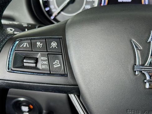 Used 2021 Maserati Levante image 13