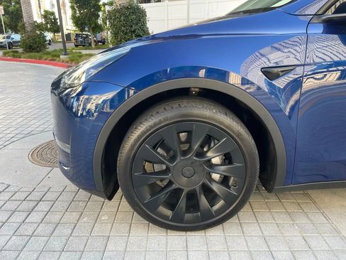 Used 2023 Tesla Model Y 2WD image 28