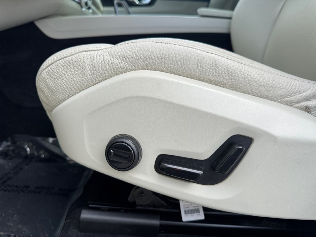 Certified 2024 Volvo XC60 B5 Plus w/ Protection Package Premier AWD/4WD image 10