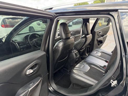 Used 2019 Jeep Cherokee Latitude Plus FWD image 10