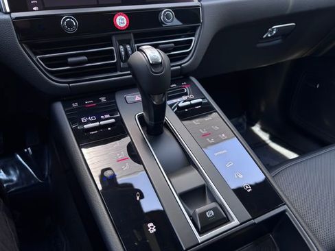 New 2026 Porsche Macan image 22