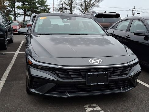 Used 2024 Hyundai Elantra Limited image 4