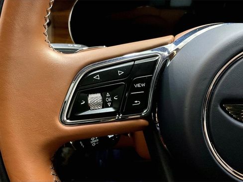 Used 2022 Bentley Bentayga image 23