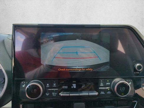 Used 2023 Toyota Highlander XLE FWD image 13