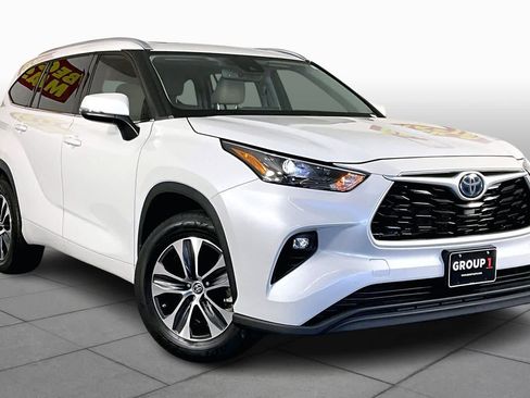 Used 2022 Toyota Highlander XLE image 2
