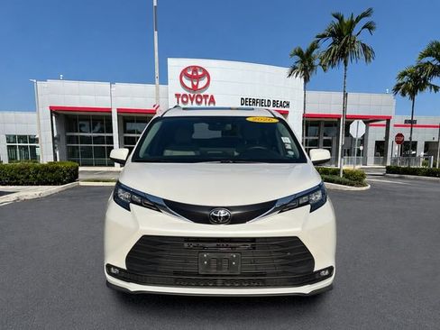Used 2026 Toyota Sienna XLE FWD image 2