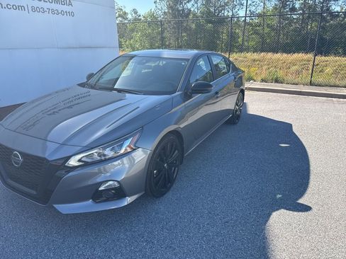 Used 2022 Nissan Altima 2.5 SR w/ Midnight Edition Package FWD image 2