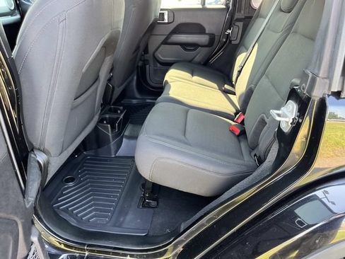 Used 2021 Jeep Wrangler Unlimited Sahara AWD/4WD image 16