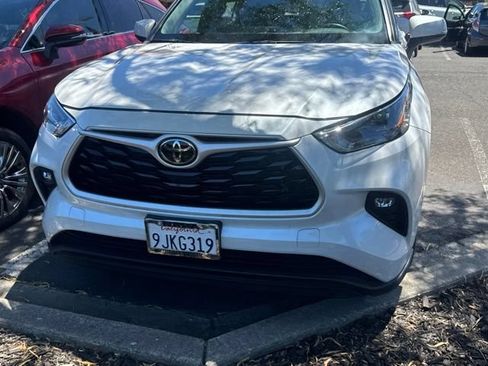 Used 2023 Toyota Highlander XLE AWD/4WD image 12