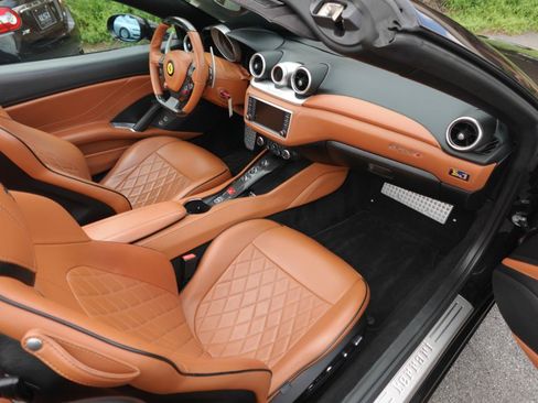 Used 2015 Ferrari California T RWD image 11
