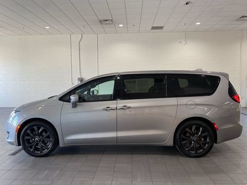 Used 2020 Chrysler Pacifica Touring w/ S Appearance Package FWD image 36
