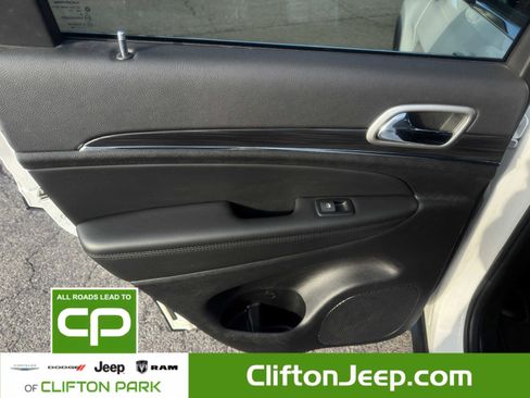 Used 2022 Jeep Grand Cherokee Limited image 12