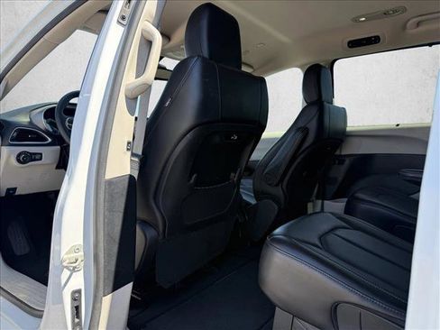 Used 2023 Chrysler Pacifica Touring-L FWD image 20