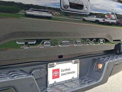 Used 2022 Toyota Tacoma TRD Sport w/ Technology Package AWD/4WD image 33