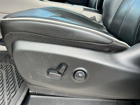 Used 2024 Chrysler Pacifica Limited FWD image 13