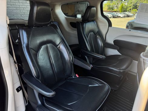 Used 2019 Chrysler Pacifica Limited w/ Advanced Safetytec Group FWD image 20