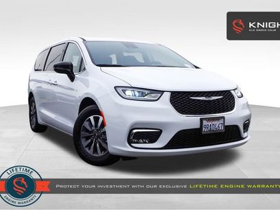 Used 2024 Chrysler Pacifica Select w/ Uconnect Theater Family Group