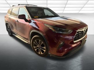 Used 2021 Toyota Highlander XLE FWD video 1