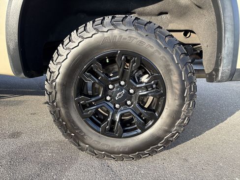 Used 2022 Chevrolet Silverado 1500 ZR2 w/ Technology Package AWD/4WD image 12