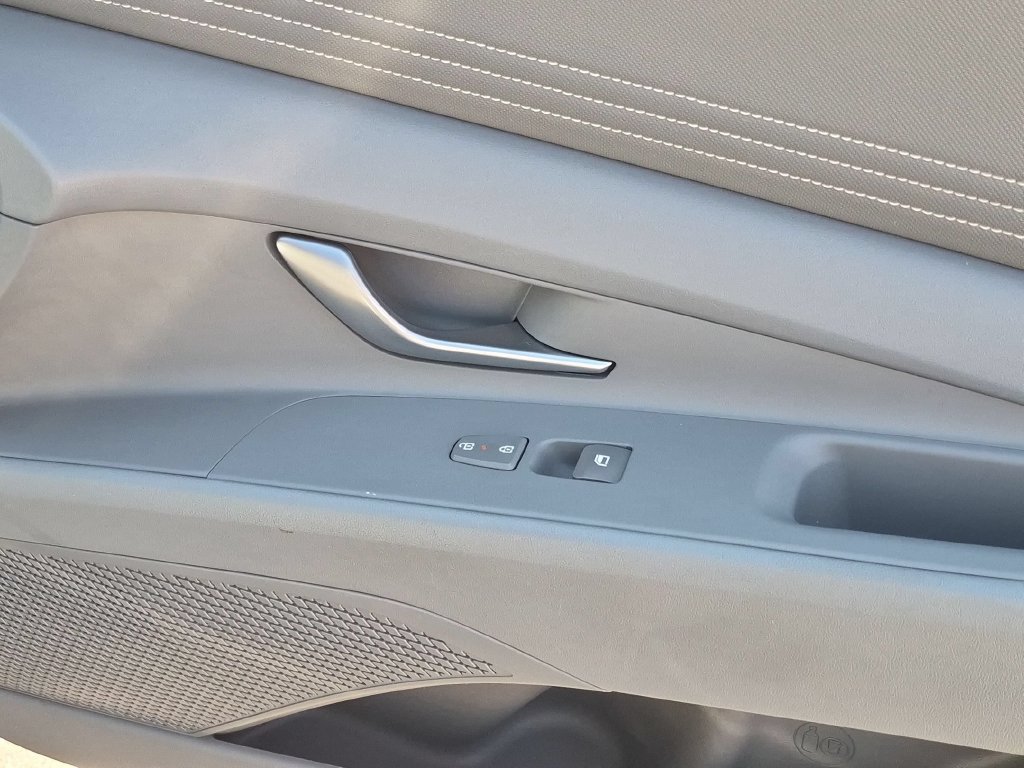 Used 2025 Hyundai Elantra SEL FWD image 34