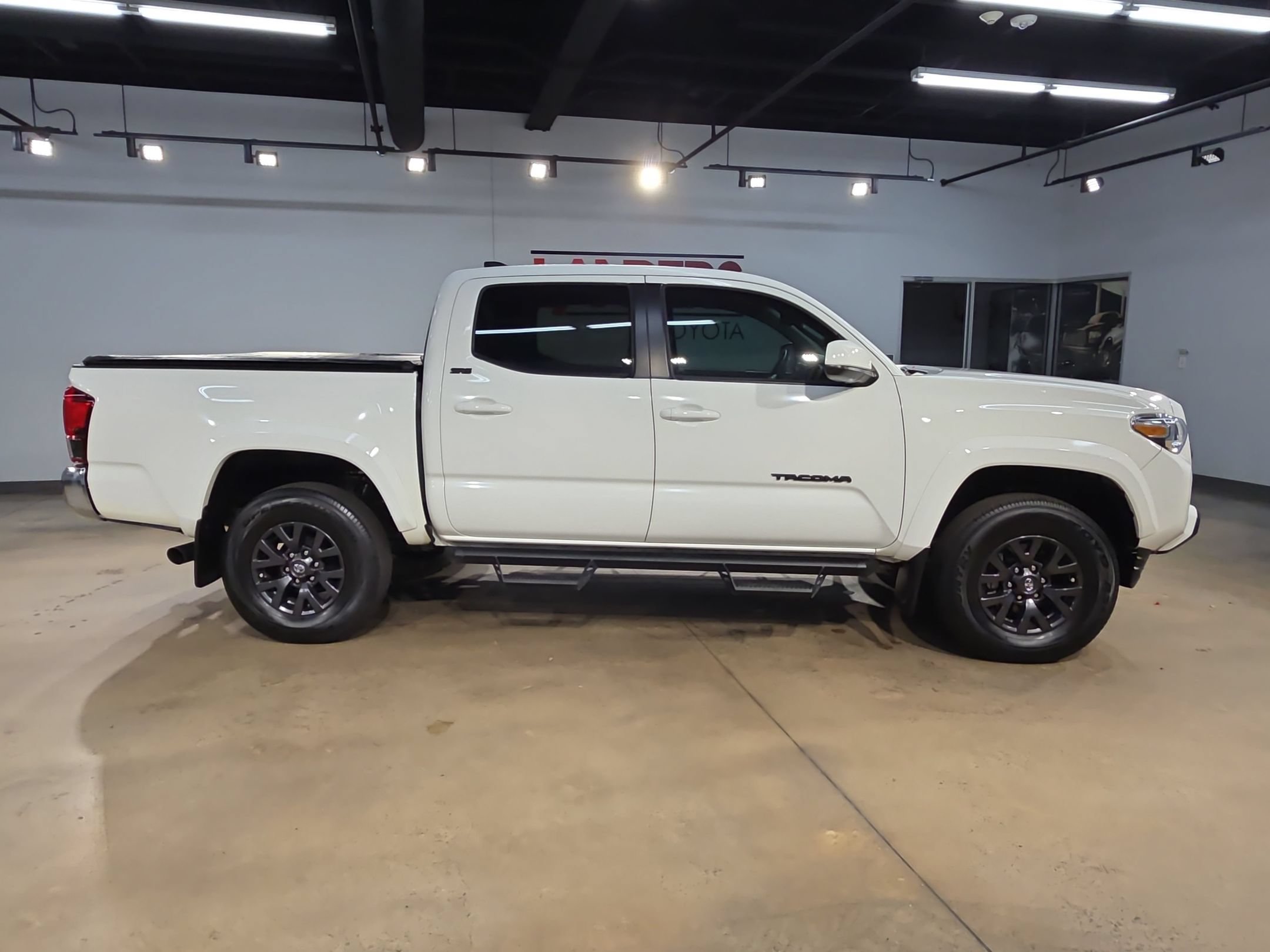 Used 2022 Toyota Tacoma SR5 RWD image 8