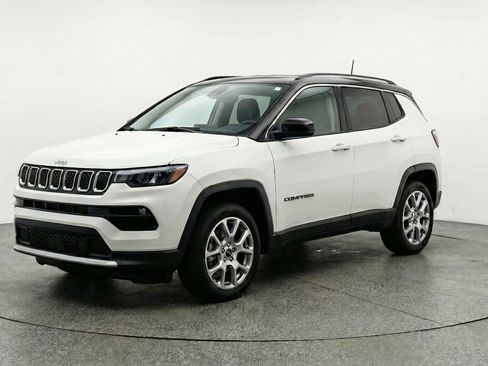 Used 2025 Jeep Compass Limited AWD/4WD image 3