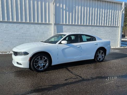 Used 2017 Dodge Charger SXT w/ Driver Confidence Group image 2