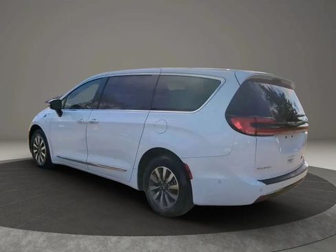 Used 2023 Chrysler Pacifica Limited FWD image 2