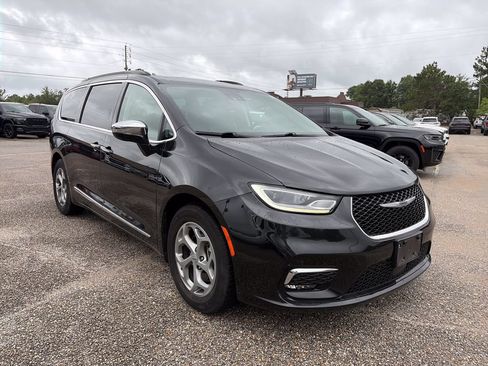 Used 2023 Chrysler Pacifica Limited FWD image 10