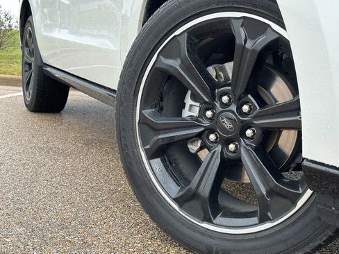 Used 2023 Ford Expedition Limited image 2