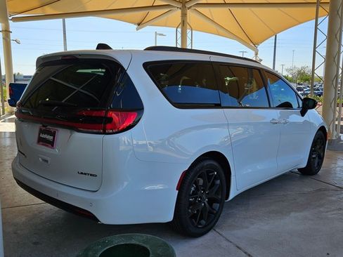 New 2027 Chrysler Pacifica Limited FWD image 2