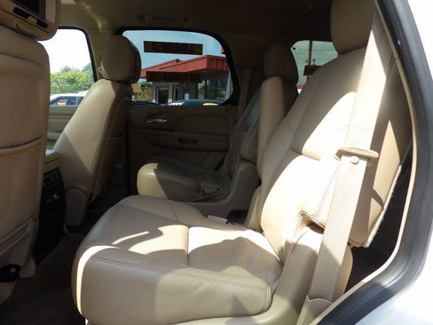 Used 2012 Cadillac Escalade Luxury AWD/4WD image 12