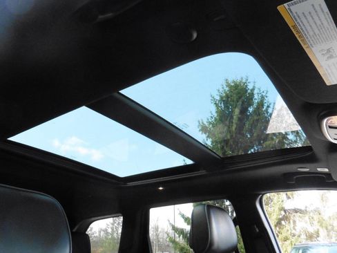 Used 2020 Jeep Grand Cherokee Overland image 4