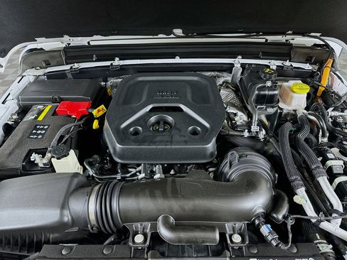 Used 2025 Jeep Wrangler Sahara image 31