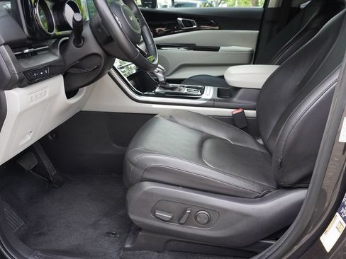 Used 2024 Kia Carnival EX FWD image 24
