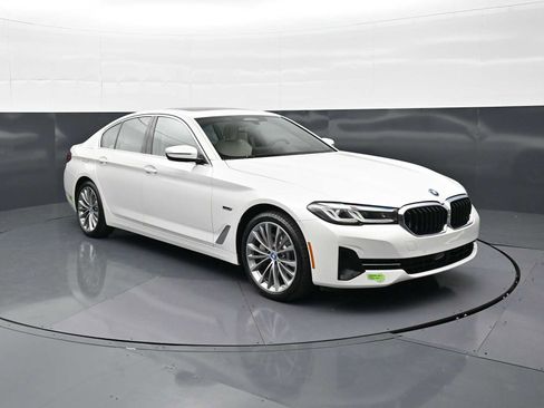 Used 2023 BMW 530e xDrive w/ Executive Package AWD/4WD image 3